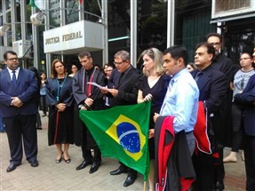 Juízes e promotores protestam em Maringá contra mudanças nas dez medidas contra a corrupção aprovadas na Câmara de Deputados